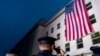 Bendera AS dikibarkan di Pentagon di Washington, 11 September 2022. Seorang anggota kelompok di Discord mengatakan, seorang anggota lainnya yang mengindikasikan diri bekerja di sebuah pangkalan militer adalah pembocor dokumen intelijen rahasia AS. (Foto: AP)