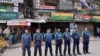 Polícia monta guarda em frente à sede do Partido Nacionalista do Bangladesh (BNP) durante o bloqueio dos transportes a nível nacional convocado pelo BNP, em Dhaka, 5 de novembro de 2023.