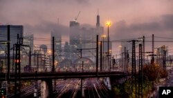 Rel di luar stasiun kereta api pusat di Frankfurt, Jerman, Kamis, 7 Desember 2023 terlihat kosong. Serikat pekerja yang mewakili masinis kereta api Jerman, GDL, Rabu (7/12) menyerukan anggotanya untuk mogok selama 24 jam minggu ini. (AP/Michael Probst)