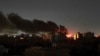 Asap tampak mengepul di langit Kota Khartoum, Sudan, akibat serangan yang terjadi dalam pertempuran pada 16 April 2023. (Foto: AP/Abdullah Moneim)