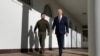 Arquivo - Presidente ucraniano Volodymyr Zelenskyy (esq) e Presidente americano Joe Biden
