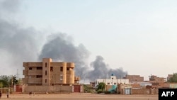 Fumo surge à distância em torno do distrito de Bahri, em Cartum, no meio de combates no Sudão. Em 14 de julho de 2023