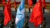 Pengawal kehormatan China bersiap menyambut kedatangan Presiden Honduras Xiomara Castro dan Presiden China Xi Jinping selama upacara penyambutan di luar Balai Besar Rakyat di Beijing, China pada 12 Juni 2023. (Foto: Wang Zhao via REUTERS)