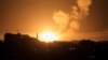 Asap dan api mengepul saat serangan udara Israel di Gaza, 6 April 2023. (Foto: REUTERS/Bashar Thalib)