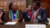 FILE - Menteri Luar Negeri Afrika Selatan Naledi Pandor (kiri) dan Duta Besar Afrika Selatan untuk Belanda Vusimuzi Madonsela di Mahkamah Internasional (ICJ), Den Haag, Belanda, 26 Januari 2024. (REUTERS/Piroschka van de Wouw)