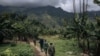 Sejumlah tentara Kongo terlihat berpatroli di desa Mwenda, yang baru diserang oleh kelompok pemberontak ADF, pada 23 Mei 2021. (Foto: AFP/Alexis Huguet)