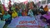 Para korban tragedi pabrik garmen Rana Plaza melakukan mogok makan pada hari jadinya yang ke-10 di lokasi di mana bangunan tersebut pernah berdiri di Savar di pinggiran Dhaka pada 24 April 2023. (Foto: AFP)
