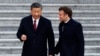 ប្រធានាធិបតី​ចិន​លោក Xi Jinping (ឆ្វេង) និយាយ​ជាមួយ​សមភាគី​របស់​លោក គឺ​ប្រធានាធិបតី​បារាំង​លោក Emmanuel Macron គ្រាដែល​ពួកអស់​លោក​ទៅ​ដល់​ទីកន្លែង​នៃ​ពិធី​ស្វាគមន៍​ជា​ផ្លូវការ​ក្នុង​រដ្ឋធានី​ប៉េកាំង​នៅ​ថ្ងៃទី៦ ខែមេសា ឆ្នាំ២០២៣។