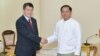 រូប​ឯកសារ៖ មេដឹកនាំ​របប​យោធា​មីយ៉ាន់ម៉ា​លោក Min Aung Hlaing (ស្តាំ) ទទួល​បេសកជន​ពិសេស​របស់​ចិន​ប្រចាំ​ប្រទេស​មីយ៉ាន់ម៉ា​លោក Deng Xijun នៅ​រដ្ឋធានី​ណៃពិដោ កាល​ពី​ថ្ងៃទី​២៩ ខែ​ធ្នូ ឆ្នាំ​២០២២។