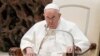 ARCHIVO - El papa Francisco habla en la audiencia general semanal en el Aula Pablo VI en el Vaticano, 22 de febrero de 2023. 