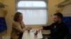 Presiden Ukraina Volodymyr Zelenskyy saat wawancara dengan Julie Pace, wakil presiden senior dan editor eksekutif The Associated Press, di kereta api yang melaju dari wilayah Sumy menuju Kyiv, Ukraina, Selasa, 28 Maret 2023. (AP/Efrem Lukatsky)