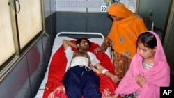 শুক্রবারের প্রাণনাশী বোমা হামলায় আহত একজনকে পাাকিস্তানের কেয়েটায় চিকিত্সা দেওয়া হচ্ছে। ৩০ সেপেটম্বর ২০২৩। 