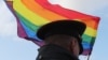 Seorang petugas penegak hukum berjaga selama unjuk rasa komunitas LGBT "X St.Petersburg Pride" di pusat Saint Petersburg, Rusia, 3 Agustus 2019. (Foto: REUTERS/Anton Vaganov)