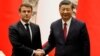Presiden China Xi Jinping (kanan) berjabat tangan dengan Presiden Prancis Emmanuel Macron setelah upacara penandatanganan di Beijing pada 6 April 2023. (Foto: AFP/Ludovic MARIN)
