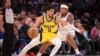 Tyrese Haliburton (0) des Indiana Pacers contrôle le ballon devant Miles McBride (2) des New York Knicks, États-Unis, le 19 mai 2024.