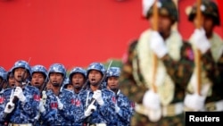 Anggota militer Myanmar menggelar parade untuk menandai Hari Angkatan Bersenjata ke-72 di Naypyidaw, Myanmar, pada 27 Maret 2017. (Foto: Reuters/Soe Zeya Tun)