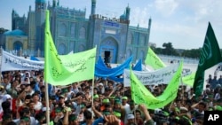 ফাইল-খ্রিস্টান ধর্মাবলম্বী বিদেশী সাহায্য গোষ্ঠীগুলির ইসলামি জাতিকে ধর্মান্তরিত করার রিপোর্টের প্রতিবাদ করেছে আফগানরা। মাজার-ই-শরিফ। ৮ জুন, ২০১০। 