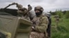 Anggota unit pertahanan udara Ukraina di dekat Kyiv, Senin, 8 Mei 2023. Sejak Rusia melanjutkan serangan udara reguler pada 28 April, unit tersebut memiliki skor sempurna, mencegat setiap tembakan drone dan rudal ke ibu kota. (AP/Andrew Kravchenko)