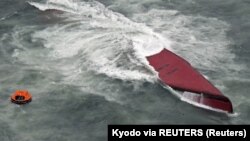 Kapal tanker kimia berbendera Korea Selatan, Keoyoung Sun, terbalik di lepas pantai prefektur Yamaguchi di Jepang barat, 20 Maret 2024. (Kyodo via REUTERS)