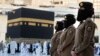Sejumlah perempuan anggota kepolisian Arab Saudi berjaga di dekat Ka'bah di tengah pelaksanaan ibadah haji pada 20 Juli 2021. (Foto: AP/Amr Nabil)