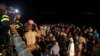 Angkatan laut dan pasukan khusus Saudi mengerek para pengungsi di atas kapal selama operasi penyelamatan dari Port Sudan ke Jeddah, pada 30 April 2023. (Foto: AFP)
