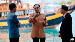 အင်ဒိုနီးရှားနိုင်ငံ Labuan Bajo မှာကျင်းပတဲ့ ၄၂ကြိမ်မြောက် အာဆီယံထိပ်သီးအစည်းအဝေး အင်ဒိုနီးရှားသမ္မတ Joko Widodo, မလေးရှားဝန်ကြီးချုပ် Anwar Ibrahim နဲ့ ထိုင်းဘဏ္ဍာရေးဝန်ကြီး Arkhom Termpittayapaisit တို့ကိုတွေ့ရစဉ် (မေ ၁၁၊ ၂၀၂၃)