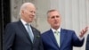Presiden Joe Biden berbicara dengan Ketua DPR Kevin McCarthy dari California, di tangga DPR saat perayaan Hari St. Patrick di Capitol di Washington, Jumat, 17 Maret 2023. (Foto: AP)