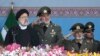Presiden Iran Ebrahim Raisi (kiri), meninjau parade tentara memperingati Hari Angkatan Darat di depan makam mendiang pendiri revolusioner Ayatollah Khomeini di luar Teheran, 18 April 2023.