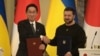TƯ LIỆU - Thủ tướng Nhật Bản Fumio Kishida (trái) và Tổng thống Ukraine Volodymyr Zelenskyy bắt tay chào nhau sau lễ kí kết các văn kiện chung ở Kyiv, Ukraine, ngày 21 tháng 3 năm 2023.