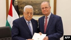 Presiden Palestina Mahmoud Abbas (kiri) bersama Perdana Menteri Palestina yang baru diangkat, Mohammad Mustafa, di Ramallah pada 14 Maret 2024. (Foto: PPO/AFP)