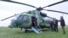 Presiden Rusia Vladimir Putin mengunjungi markas besar kelompok militer Dniepr di wilayah Kherson Ukraina, yang sebagian dikendalikan oleh pasukan Rusia, 18 April 2023. (Handout / KANTOR PERS PRESIDEN RUSIA / AFP)