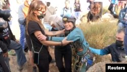 Beatriz Flamini, pendaki gunung Spanyol yang mengisolasi diri selama 500 hari di sebuah gua, meninggalkan gua dan memeluk rekan satu timnya di Motril, Spanyol, 14 April 2023. (Forta/Handout melalui Reuters)