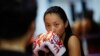 Seorang perempuan menghadiri kelas tinju di Klub Tinju Perempuan "Princess" di Shanghai, 3 Desember 2014. (REUTERS/Carlos Barria)