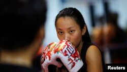 Seorang perempuan menghadiri kelas tinju di Klub Tinju Perempuan "Princess" di Shanghai, 3 Desember 2014. (REUTERS/Carlos Barria)