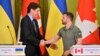Presiden Ukraina Volodymyr Zelenskyy dan Perdana Menteri Kanada Justin Trudeau berjabat tangan saat konferensi pers setelah pembicaraan mereka di Kyiv, 10 Juni 2023. (Foto: AFP)