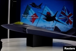 Model konsep jet tempur Global Combat Air Program (GCAP) ditampilkan pada pameran pertahanan DSEI Jepang di Makuhari Messe, Chiba, timur Tokyo, Jepang 15 Maret 2023. (REUTERS/Kim Kyung-Hoon)