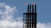 Des torchères de sécurité sur le site de la North West Shelf Gas Venture, exploitée par Woodside, Australie le 17 juin 2008. 