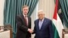 Cố vấn An ninh Quốc gia Mỹ Jake Sullivan, trái, gặp Tổng thống Palestine Mahmoud Abbas vào ngày 15/12/2023, tại Ramallah, Bờ Tây. 