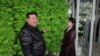 Pemimpin Korea Utara Kim Jong Un dan putrinya Kim Ju Ae mengunjungi Rumah Kaca Gangdong di Korea Utara, dalam gambar yang dirilis pada 16 Maret 2024. (Foto: KCNA via REUTERS)