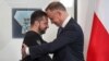 Presiden Polandia Andrzej Duda (kanan) menyambut Presiden Ukraina Volodymyr Zelenskyy Istana Kepresidenan di Warsawa, Polandia, pada 5 April 2023. (Foto: Reuters/Kacper Pempel)