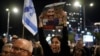 Các gia đình và những người ủng hộ các con tin Israel bị Hamas bắt giữ ở Gaza cầm ảnh của họ và hô khẩu hiệu tại một cuộc tập hợp kêu gọi đưa họ trở về, ở Tel Aviv, Israel, ngày 16 tháng 12 năm 2023