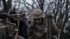 Seorang tentara Ukraina menyiapkan amunisi untuk ditembakkan ke posisi garis depan Rusia di dekat Bakhmut, di wilayah Donetsk Ukraina, 11 Maret 2023. (Foto: AFP