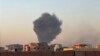Asap membubung di Khartoum, Sudan dekat Rumah Sakit Internasional Doha di tengah konflik berdarah antara dua faksi di negara itu, 21 April 2023. (Foto: Maheen S via AP)