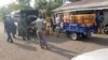 Démantèlement réseau de fabrication et distribution alcool frelaté à Ouaké, le 15 janvier 2022. (VOA/Ginette Fleur Adandé)