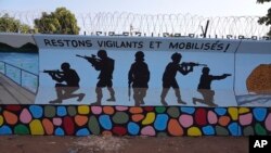 Sebuah mural terlihat di Ouagadougou, Burkina Faso, pada 1 Maret 2023. Sekitar 170 orang “dieksekusi” dalam serangan di tiga desa di Burkina Faso utara seminggu yang lalu. (Foto: AP)