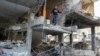 Des Palestiniens quittent une maison touchée par une frappe israélienne, à Rafah, le 9 mai 2024.
