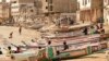 Foto ilustrasi yang menunjukkan sekumpulan anak-anak bermain di dekat sejumlah kapal nelayan di Dakar, Senegal, pada 24 Juni 2023. Lebih dari 20 migran ditemukan tewas di lepas pantai Senegal akibat kapal yang mereka tumpangi karam. (Foto: AP/Zane Irwin)