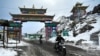 FILE - Pengendara sepeda motor menyeberang ke jalur Himalaya Sela yang sarat salju di Tawang, negara bagian Arunachal Pradesh, India timur laut, 5 April 2023.