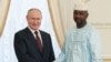 Le président russe Vladimir Poutine et le chef de la junte malienne Assimi Goita.