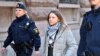 Petugas polisi menahan aktivis iklim Greta Thunberg selama aksi iklim di luar parlemen Swedia Riksdagen, di Stockholm, Swedia, 12 Maret 2024. (Kantor Berita TT/Samuel Steen/via REUTERS)